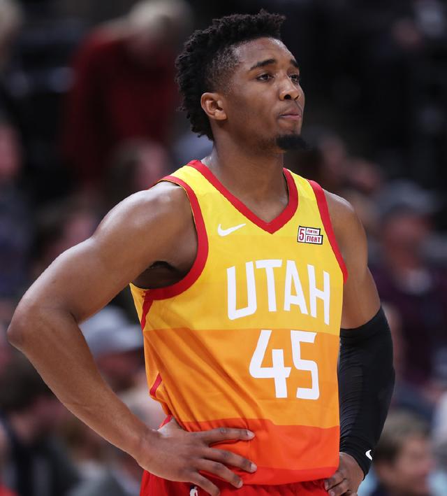 0胜11负!雄鹿对阵东部前三全遭横扫,字母哥场均30+12+6却难挽颓势。利拉德顶薪难掩阵容老化漏洞.